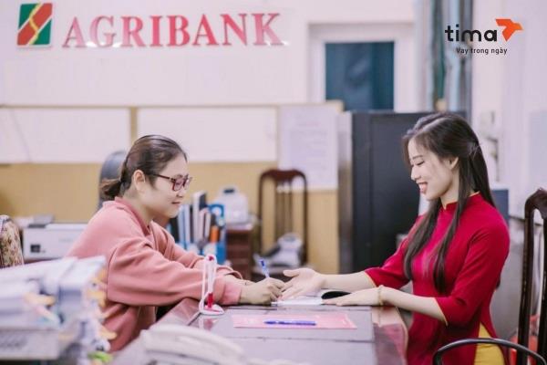 Khách hàng được tư vấn, hỗ trợ khi vay mua ô tô trả góp tại ngân hàng Agribank